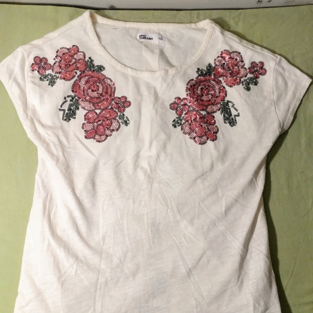 Epic Threads Womens Top Size L White 
Slit in rear
